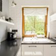 White brick kitchen Remont na chwilę. Sprawdź pięć sposobów na odświeżenie wynajmowanego mieszkania