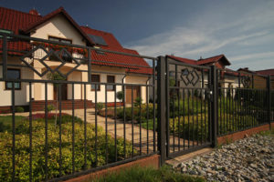 fot. Plast-Met_Systemy_Ogrodzeniowe_model_Opal_przeslo_proste Idzie wiosna – zaplanuj aranżację swojego ogrodu