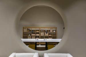 Courtesy Salone del Mobile.Milano_Diego Ravier2-meble-007 Gorące trendy prosto z Mediolanu. Co królowało podczas targów designu Salone del Mobile 2022?